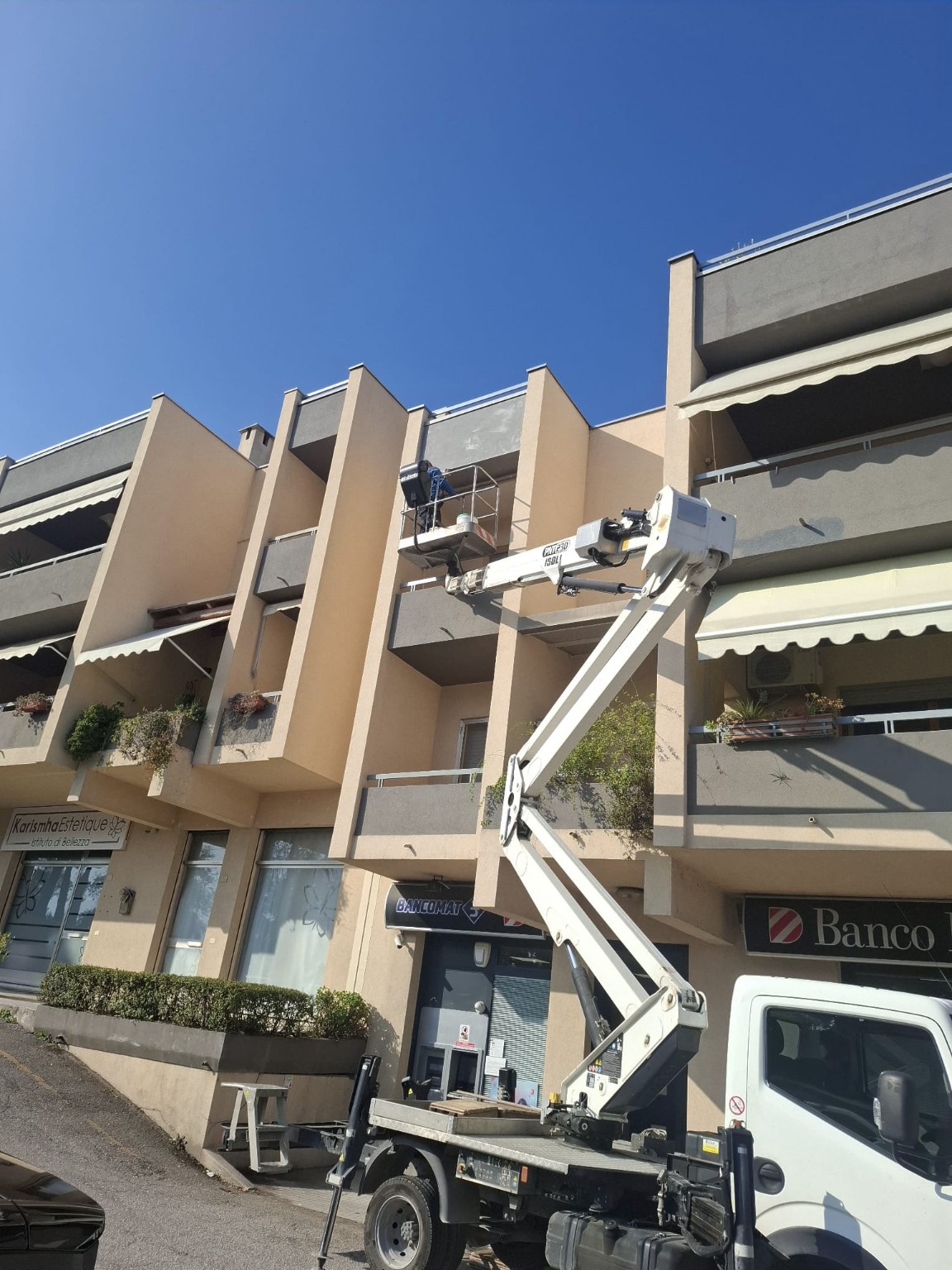 Manutenzione esterna con piattaforma